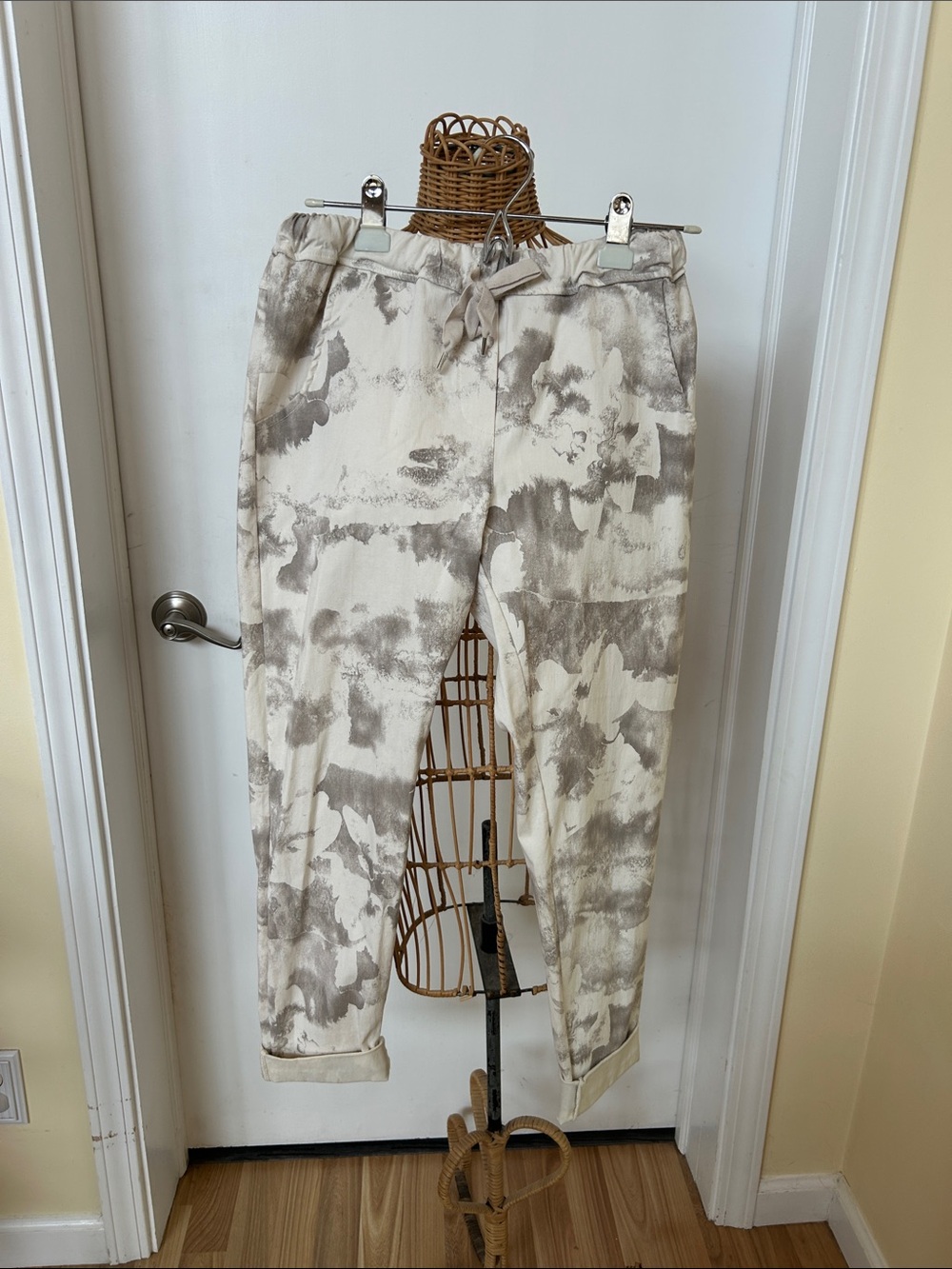 Neutral Tie-Dye Jogger Pants - Women's Beige/Gray